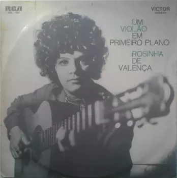 Um Violão Em Primeiro Plano